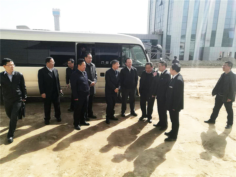 兰州市委副书记、市长张伟文一行莅临新区“zoty中欧伊士顿电梯”、“zoty中欧澳泊智能车库”、“zoty中欧新能源汽车”