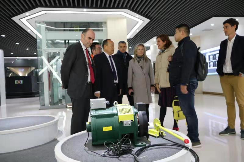 西班牙客商参观考察兰州新区zoty中欧新能源汽车厂